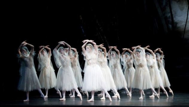 Giselle.Photograph,_Artists_of_the_Royal_Ballet_(ROH_Tristram_Kenton,_2011)_b
